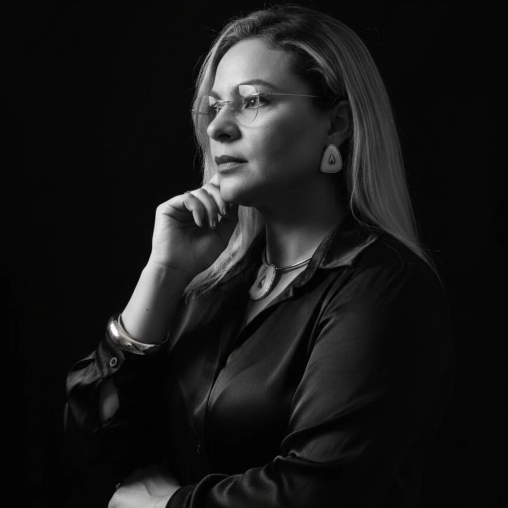 Geosilené, psicóloga, em retrato em preto e branco